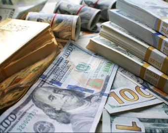 Könnte beinhalten: Ein Goldbarren liegt auf einem Stapel von US-Dollar-Scheinen im Wert von 100 Dollar. Die Scheine sind in Bündeln gestapelt und mit Bändern gesichert. Die Scheine sind in einem zufälligen Muster angeordnet.
