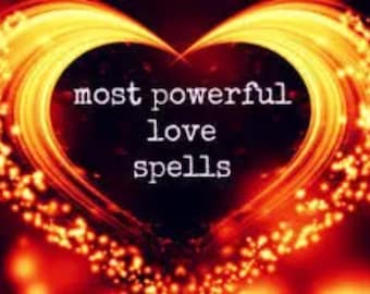Könnte beinhalten: Ein feuriges orangefarbenes Herz mit einem leuchtenden Effekt und dem Text "most powerful love spells" in Weiß.