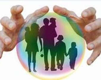 Könnte beinhalten: Zwei Hände reichen aus, um eine Familie von fünf Silhouetten in einer bunten Blase zu schützen. Die Familie besteht aus einem Paar, einem Kind, das von der Mutter gehalten wird, und zwei weiteren Kindern.