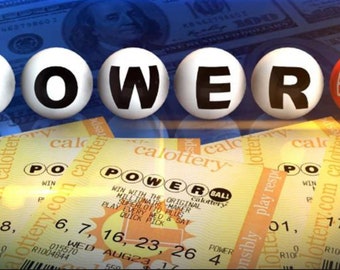 Könnte beinhalten: Eine Nahaufnahme eines Powerball-Lottoscheins mit den Worten "POWER BALL" in großen, fetten Buchstaben. Der Schein ist gelb und orange mit einer Sonnengrafik. Die Zahlen 16, 23, 26 und 4 sind auf dem Schein sichtbar.