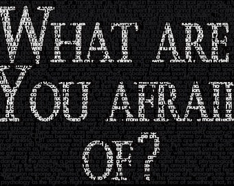 Könnte beinhalten: Schwarz-weiße Typografie-Kunst mit den Worten "What are you afraid of?" in einer fetten, stilisierten Schriftart. Die Wörter werden aus kleineren Wörtern und Phrasen gebildet, die mit Angst und Besorgnis zusammenhängen.