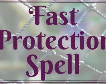 Könnte beinhalten: Eine violette Textgrafik auf einem verschwommenen Hintergrund eines Maschendrahtzauns. Der Text lautet "Fast Protection Spell".
