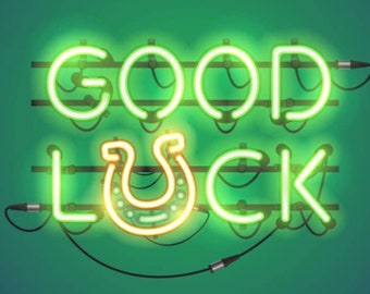 Könnte beinhalten: Ein Neonschild vor grünem Hintergrund mit der Aufschrift "GOOD LUCK". Die Buchstaben sind leuchtend grün, das Hufeisen im Wort "LUCK" ist warm gelb-orange. Das Schild hat eine Vintage-Retro-Ästhetik, wie in einem Casino.