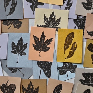 Hojas estampadas en linóleo en tonos tierra - Mini láminas artísticas (3x4 pulgadas)