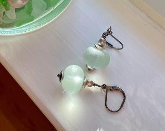 mar iluminado por la luna ~ pendientes redondos verde espuma de mar pálido escarchado ~ pendientes playeros ~ pendientes de boda ~ pequeños pendientes colgantes bohemios ~ regalo para ella
