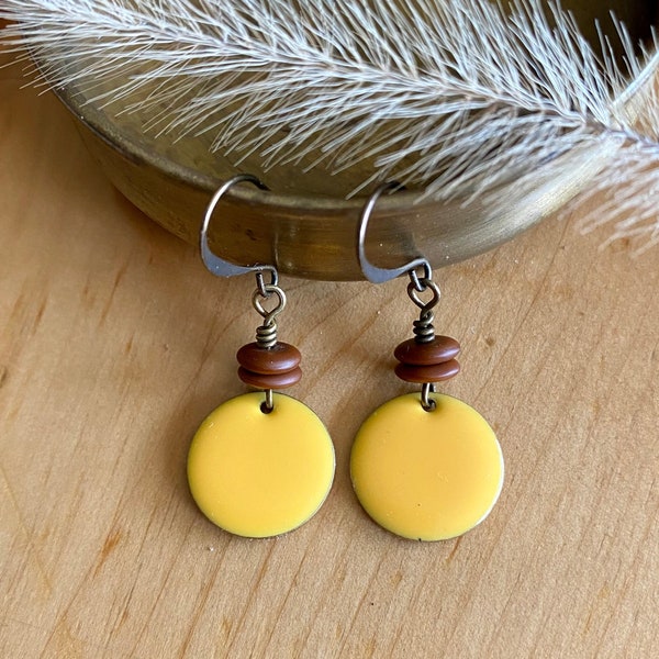 lune de récolte ~ boucles d'oreilles disque boho en cuivre émaillé jaune moutarde avec des accents de terre cuite mate ~ couleurs d'automne, bijoux de tons de terre