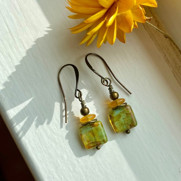 Alouette des prés ~ Boucles d'oreilles parfaites pour tous les jours ~ Palette de jaune vert laiteux terreux ~ Boucles d'oreilles d'été simples ~ Boucles d'oreilles cottagecore ~ Cadeau pour maman