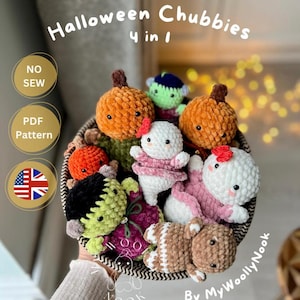 Può includere: Un cesto pieno di peluche fatti a mano a tema Halloween. La collezione comprende zucche, un mostro di Frankenstein e altri personaggi. Il testo "Halloween Chubbies 4 in 1" è visibile. I peluche sono in vari colori, tra cui arancione, verde e rosa.