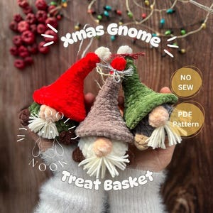 Può includere: Tre ornamenti natalizi fatti a mano a forma di gnomo con cappelli rossi, marroni e verdi, barbe bianche e pompon soffici. L'immagine include il testo "xmas Gnome" e "Treat Basket".