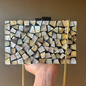 Exquisito clutch de caoba y nácar / Lujoso bolso de noche con correa de cadena dorada y abrigo de resina / Bodas y ocasiones especiales