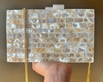 Handgefertigte Perlmutt Clutch Geldbörse, Elegante Gold Kette - Schillernde Mosaik Abendtasche für besondere Anlässe - Einzigartiges Brautaccessoire