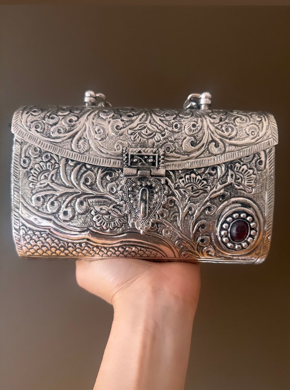 Cartera de mano plateada sale