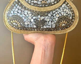 Pochette in mosaico di madreperla: borsa da sera iridescente con
