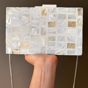 Elegant Mother of Pearl Box Clutch – Shell Mosaic Evening Bag – Handmade Clutch with Silver Chain – Ideal for Weddings & Formal Events
