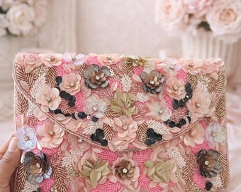 手刺繍のビーズ装飾が施された花柄クラッチバッグ｜マルチカラーの 
