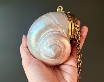 Clutch Mini Minaudière de Madreperla con Concha y Marco Dorado