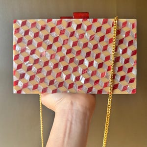 Cartera de mano geométrica exquisita hecha a mano: lujoso diseño de mosaico de resina y nácar con patrón de cubos en 3D y detalle de cadena dorada
