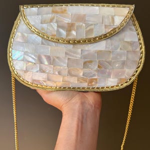 Elegancka torebka kopertówka z masy perłowej ze złotymi zdobieniami – wieczorowa torebka w stylu vintage – ręcznie robiona torebka z muszli – idealna na specjalne okazje