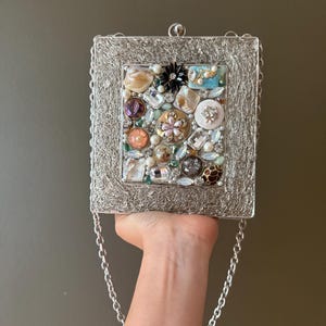 Handgemachte silberne Box-Clutch: Vintage-inspirierte Abendtasche mit Perle & Edelstein