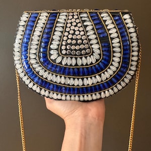 Cartera de mano con cuentas hecha a mano: bolso de noche con mosaico azul y plateado y cadena dorada / Bolso llamativo estilo bohemio / Regalo único hecho a mano