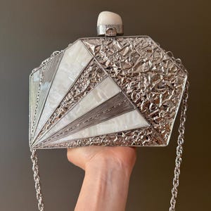 Clutch de noche geométrico hecho a mano en plata y perla con correa de cadena. Moderno y lujoso bolso para bodas, galas y eventos formales. ¡Un toque único!