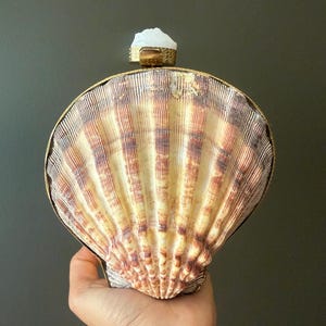 Elegant Shell-Shaped Clutch Purse – Handmade Statement Evening Bag with Gold Detailing and Natural Stone Clasp
