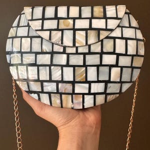 Cartera de mano hecha a mano de madreperla y resina negra: elegante bolso de noche para bodas, lujoso bolso de novia. Moderno bolso de concha con correa dorada