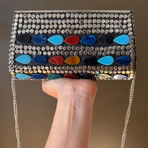 Cartera de mano hecha a mano con piedras preciosas multicolores y cuentas plateadas / Bolso llamativo y llamativo para fiestas y bodas / Monedero único hecho a mano. Vintage