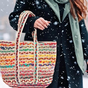 Umfassen Sie Boho Chic Vibes mit unserer lebendigen bunten Jute Schulter Tasche - handgefertigte, umweltfreundliche, stilvolle und vielseitige Tasche für Mode braucht