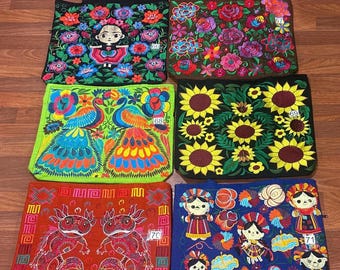 MEXICAN EMBROIDERED BAG. Embroidery bag with traditional figures.
