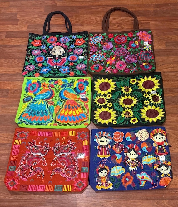 MEXICAN EMBROIDERED BAG. Embroidery bag with traditional figures.