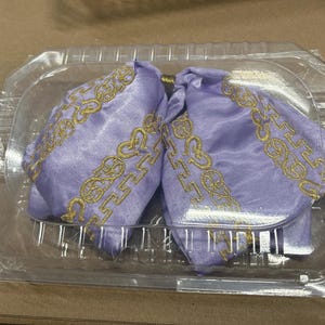 Mexikanische Bögen. DIANAMARISOL. 6 Schleifen in der Farbe Lila.  Mariachi Bögen. Bestickt in Silber und Gold.