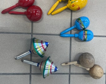 Artisanat mexicain. Penachos. Cascabèle. Panderos. Maracas para bailes Mexicanos.