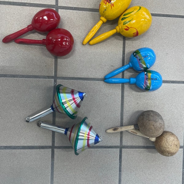 Mexican Crafts. Penachos. Cascabeles. Panderos. Maracas para bailes Mexicanos.