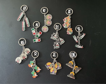 Mexikanischer Schlüsselanhänger. Llavero de Mexico. Schlüsselanhänger mit Dreifach-Figur aus Metall. Typisch mexikanisches Farben Design.