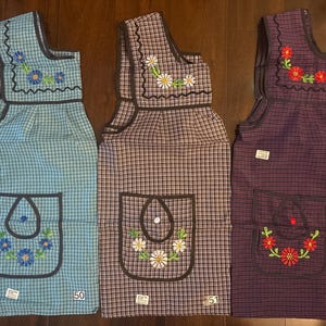 Mexican Apron. Size S and M. Traditional Embroidered Apron. It fastens in the back.