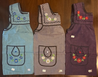 Mexican Apron. Size S and M. Traditional Embroidered Apron. It fastens in the back.