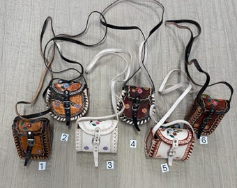 Mexican leather bag. Handmade leather bag. Engraved and hand painted bag. Crossed bag. Made by Mexican artisans. Cowhide
