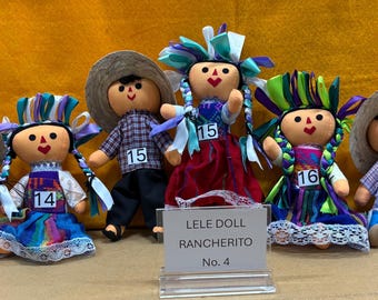 伝統的なメキシコ人形。メキシコ人形。手作りの典型的な人形。室内装飾