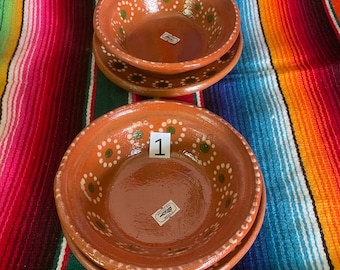 Lot de 2 assiettes pozole. Assiette pozole de 15,2 cm et assiette plate de 17,8 cm avec le design traditionnel mexicain en argile. Sans plomb.