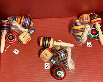 4 mittelgroße mexikanische Spielzeuge: Balero, Kreisel, Take 2, Jojo. Hergestellt in Mexiko. Holzspielzeug. (50)