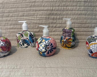 Mexican ceramic soap dispenser with a beautiful design. DISPENSADOR DE TALAVERAII.