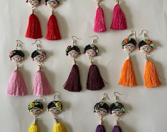 Hermosos aretes de Frida con colores brillantes.