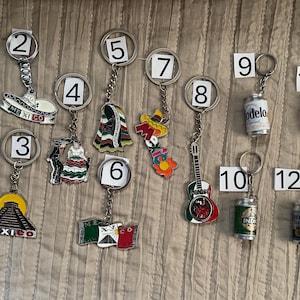 Muneca Lele keychain. Llavero Muneca Lele. Llavero sombrero de Mexico. Very durable lacquered keychain.