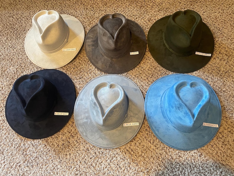 K&ouml;nnte beinhalten: Sechs Filzh&uuml;te in verschiedenen Farben, jeder mit einer herzf&ouml;rmigen Krone. Die H&uuml;te sind mit den Farben beschriftet: "Lt. Light Gray", "Lt. Gray", "Olive Green", "Lt. Blue Navy", "Lt. Blue Jeans" und "Lt. Turquoise".