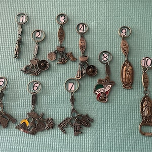Metal keychain. Keycahin figurines with a Mexican design. Llavero de Metal.