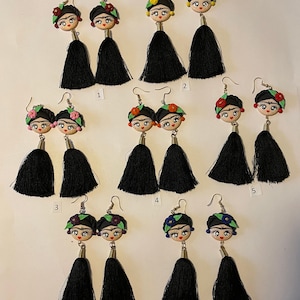 Mooie Frida-oorbellen met felle kleuren.