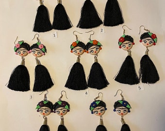 Hermosos aretes de Frida con colores brillantes.