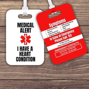 Peut inclure: Etiquette à bagages d'alerte médicale rouge et blanche avec le texte "Medical Alert" et "I have a heart condition". L'étiquette comprend également un symbole médical rouge. Le dos de l'étiquette est rouge et comprend le texte "Symptoms" et une liste de symptômes. L'étiquette comprend également le texte "In Case of Emergency Please Call 911" et "Emergency Contacts" avec des coordonnées.