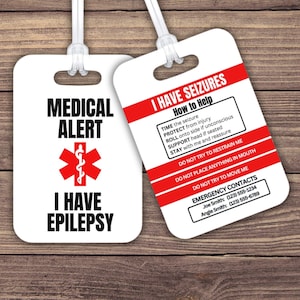 Puede incluir: Dos etiquetas blancas de equipaje de alerta médica con texto negro y detalles en rojo. Una etiqueta dice "MEDICAL ALERT" con un símbolo médico rojo y "I HAVE EPILEPSY". La otra etiqueta dice "I HAVE SEIZURES" con instrucciones y contactos de emergencia.